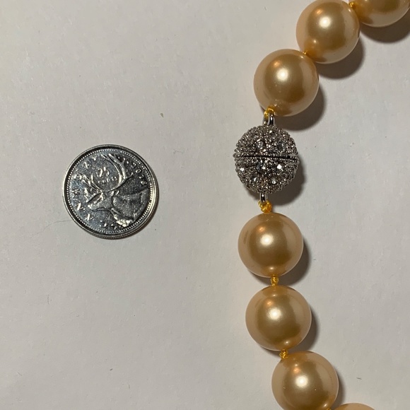 Elegant Shell Pearl Necklace with Magnetic Clasp in Light Honey 15mm - Picture 6 of 8